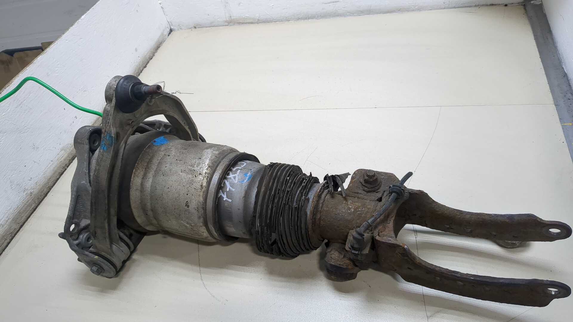 Амортизатор передний правый