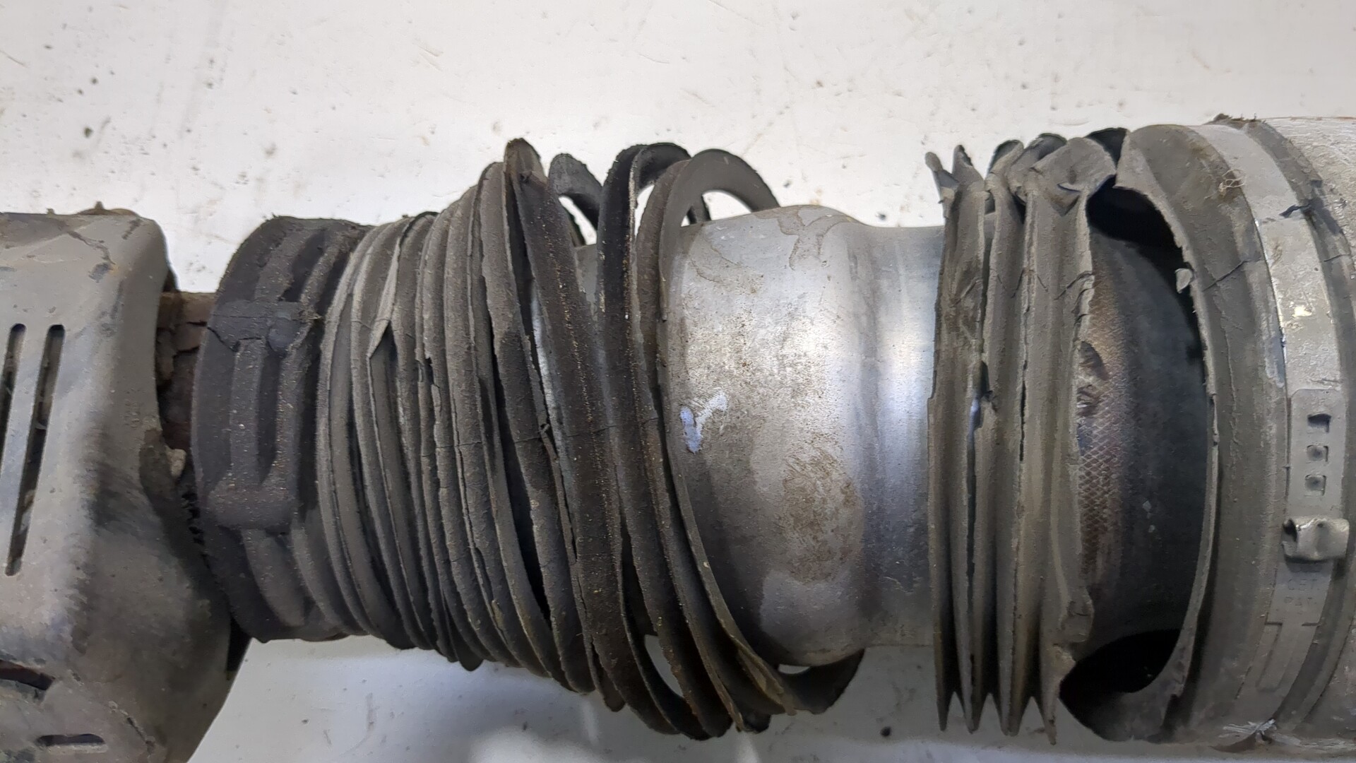 Амортизатор задний левый