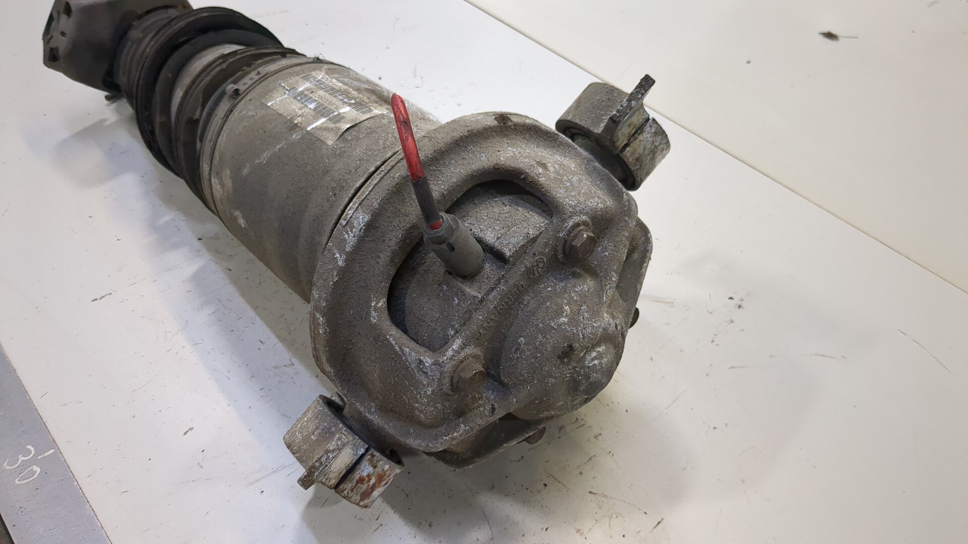 Амортизатор задний левый