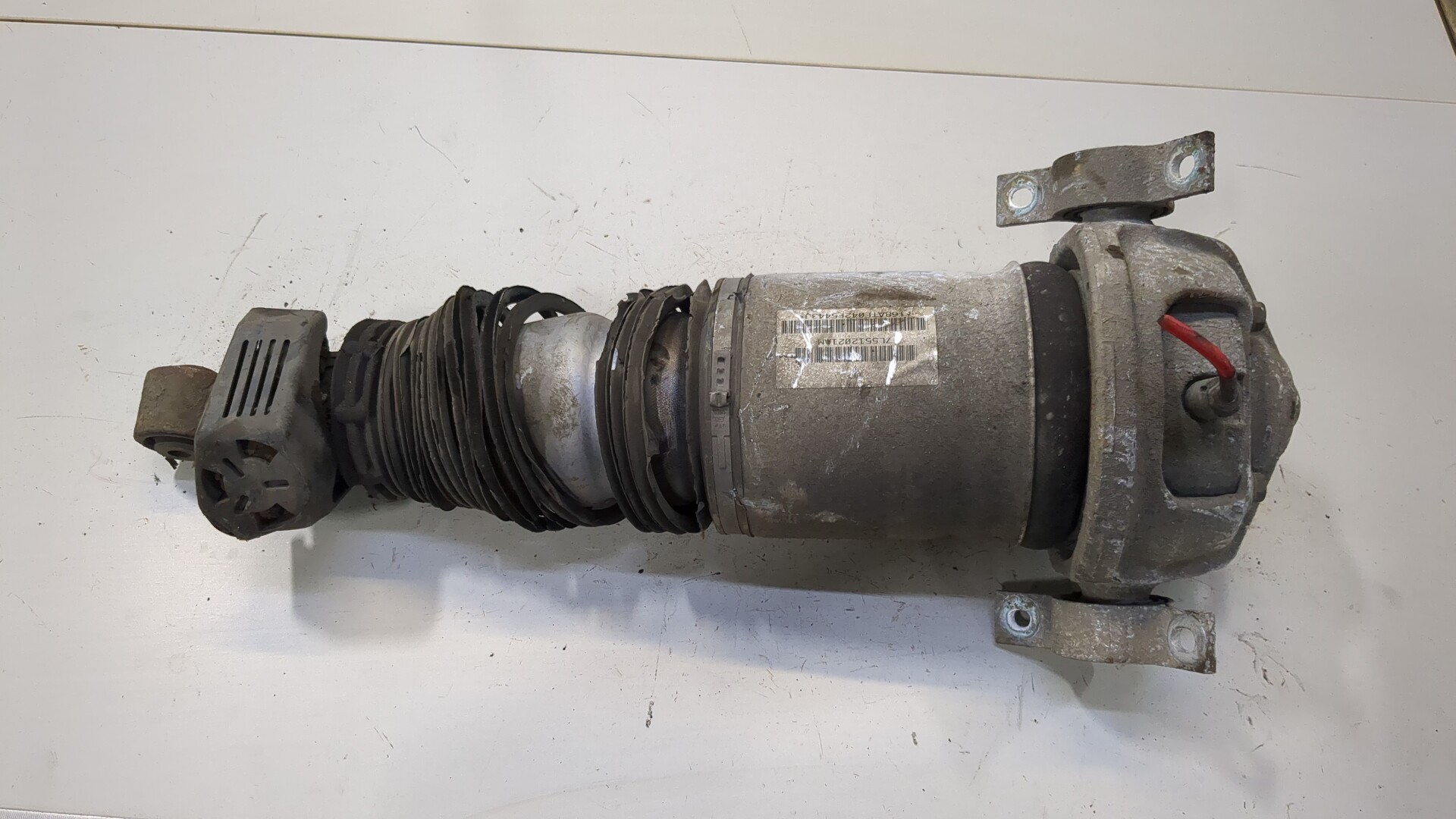 Амортизатор задний левый