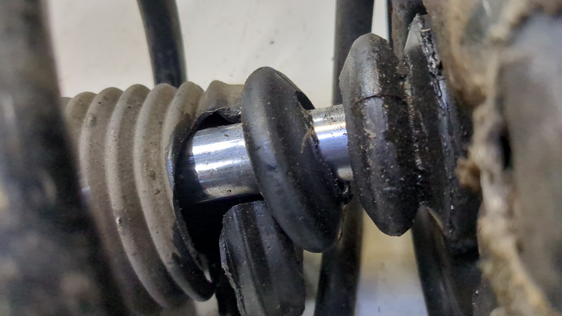 Амортизатор передний правый