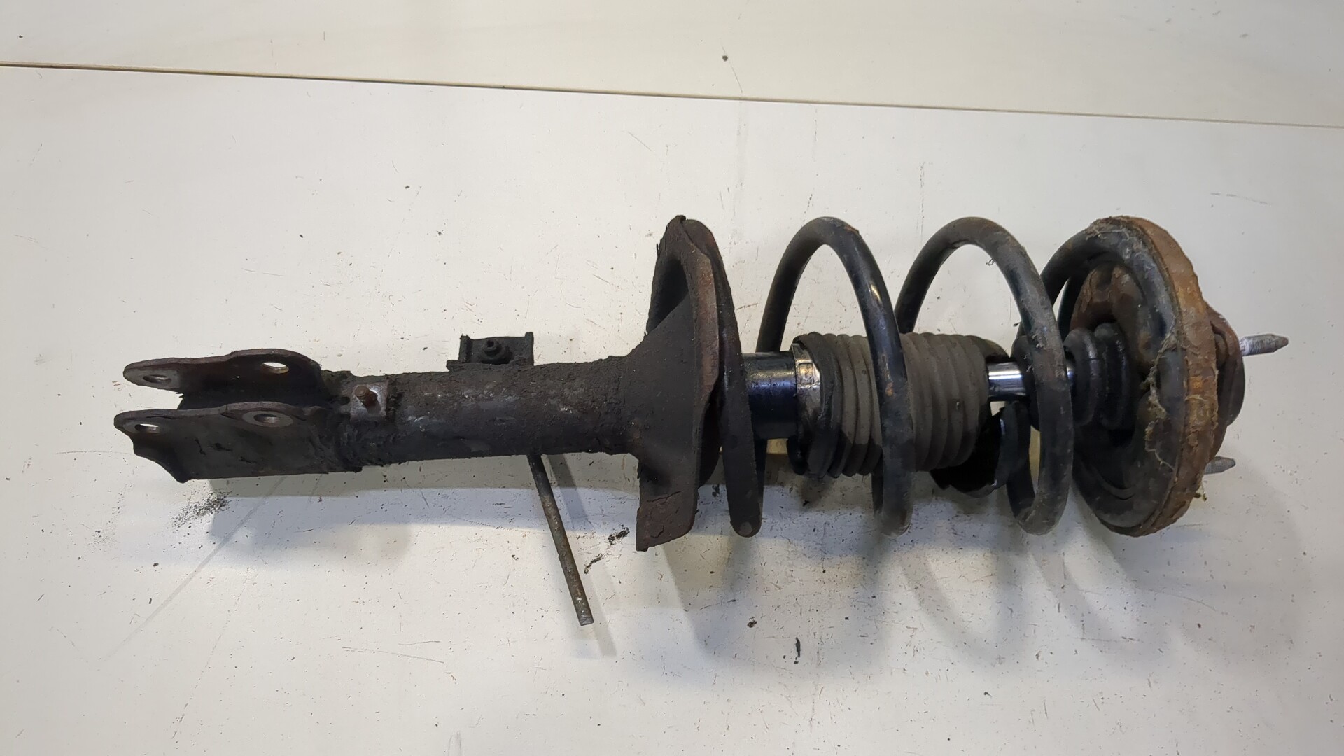 Амортизатор передний правый