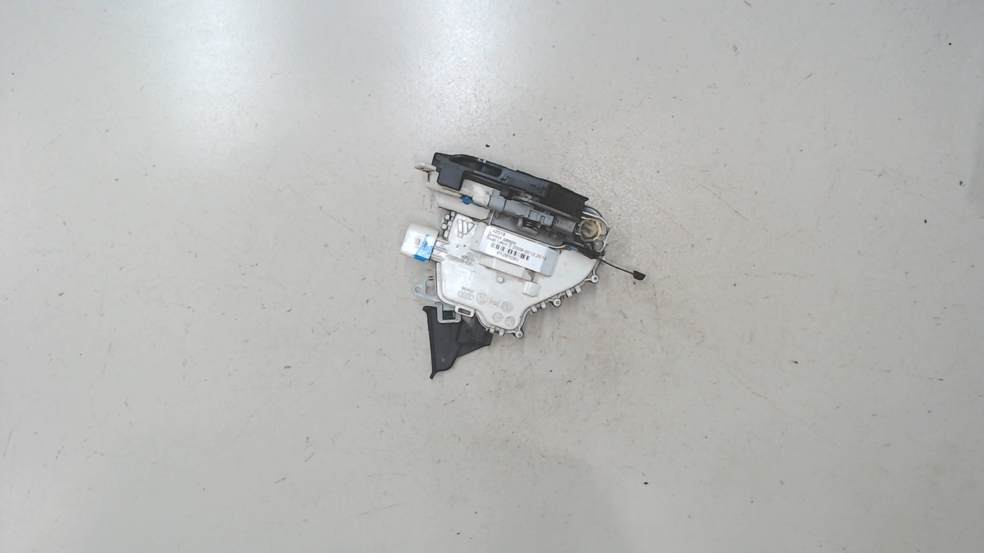 Замок двери передней правой