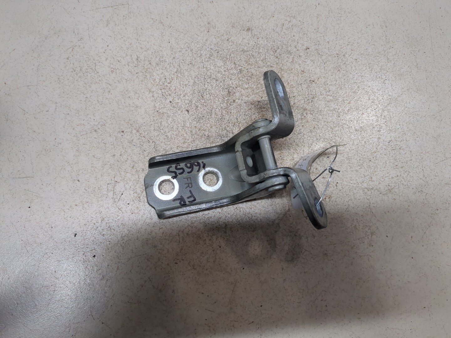 Петля двери