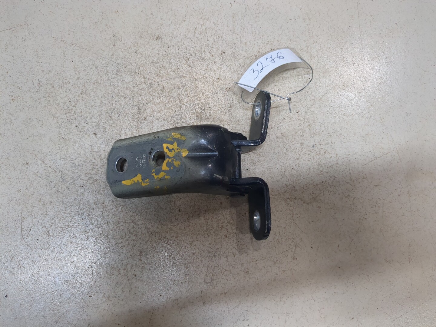 Петля двери