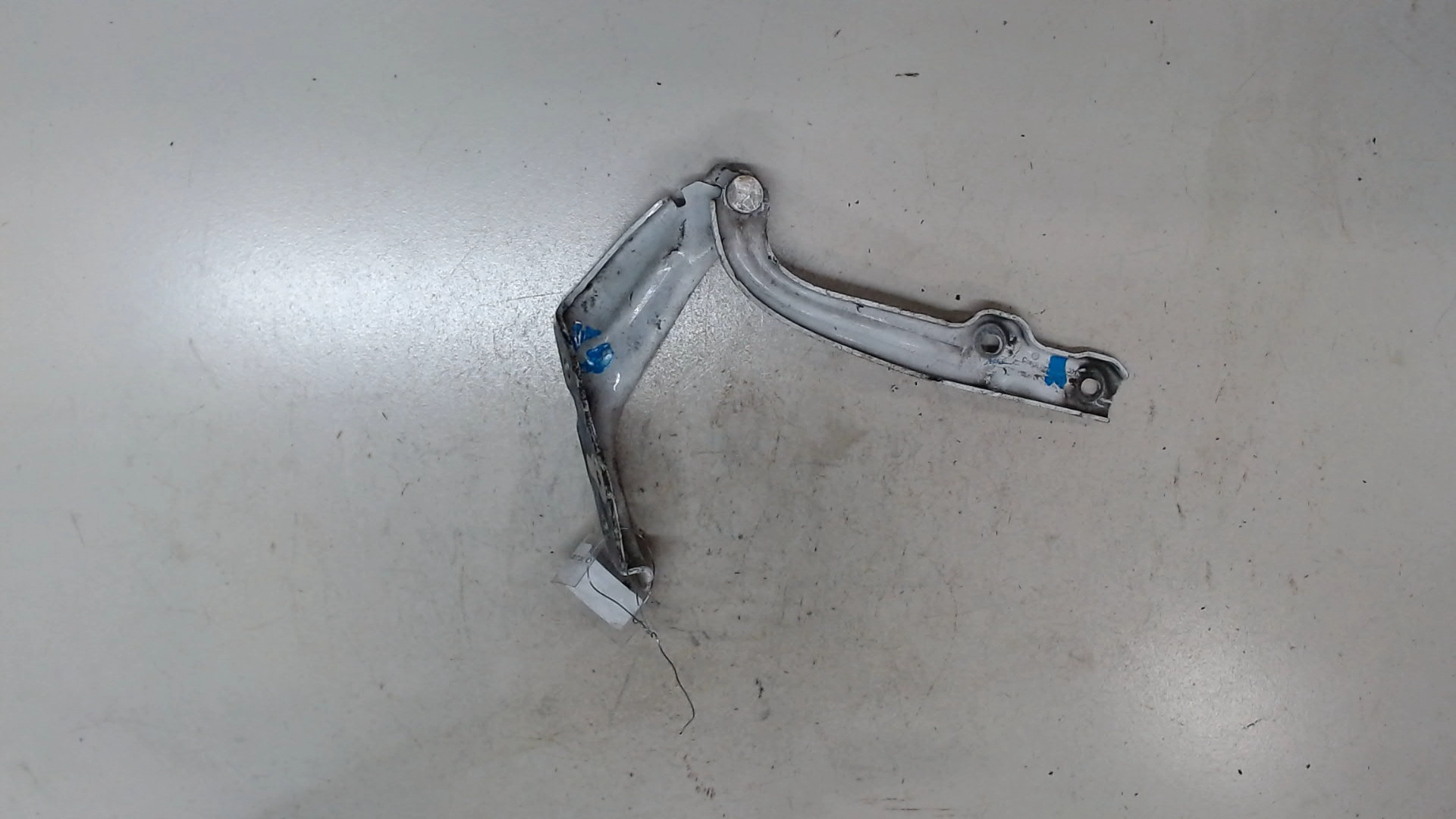 Петля капота левая