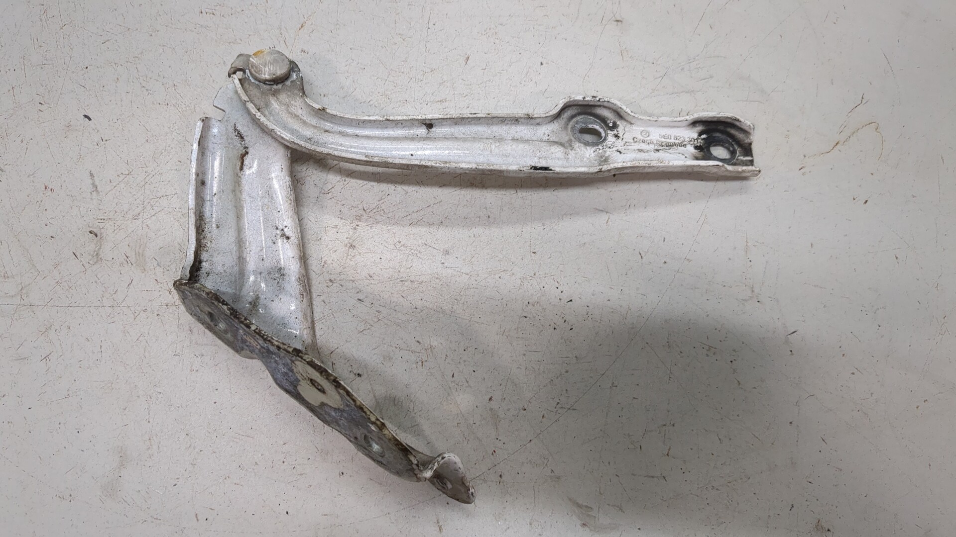 Петля капота левая