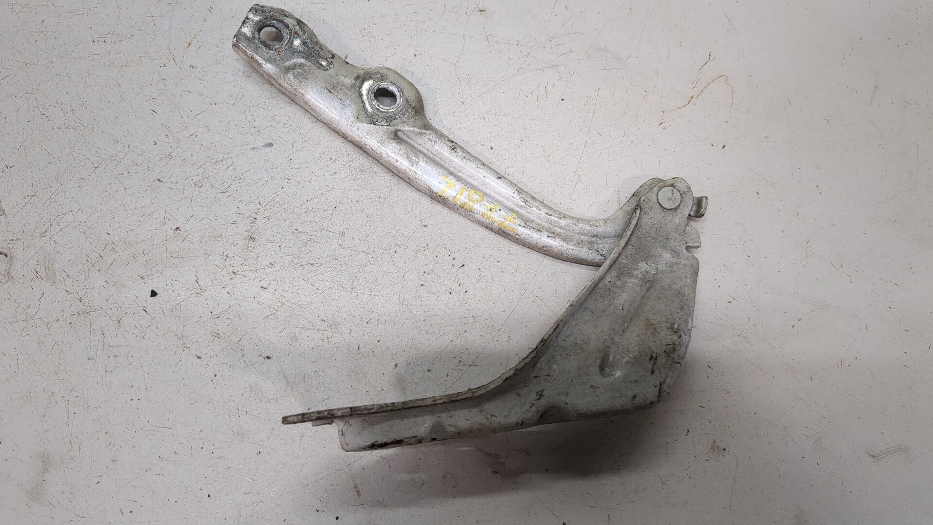 Петля капота левая