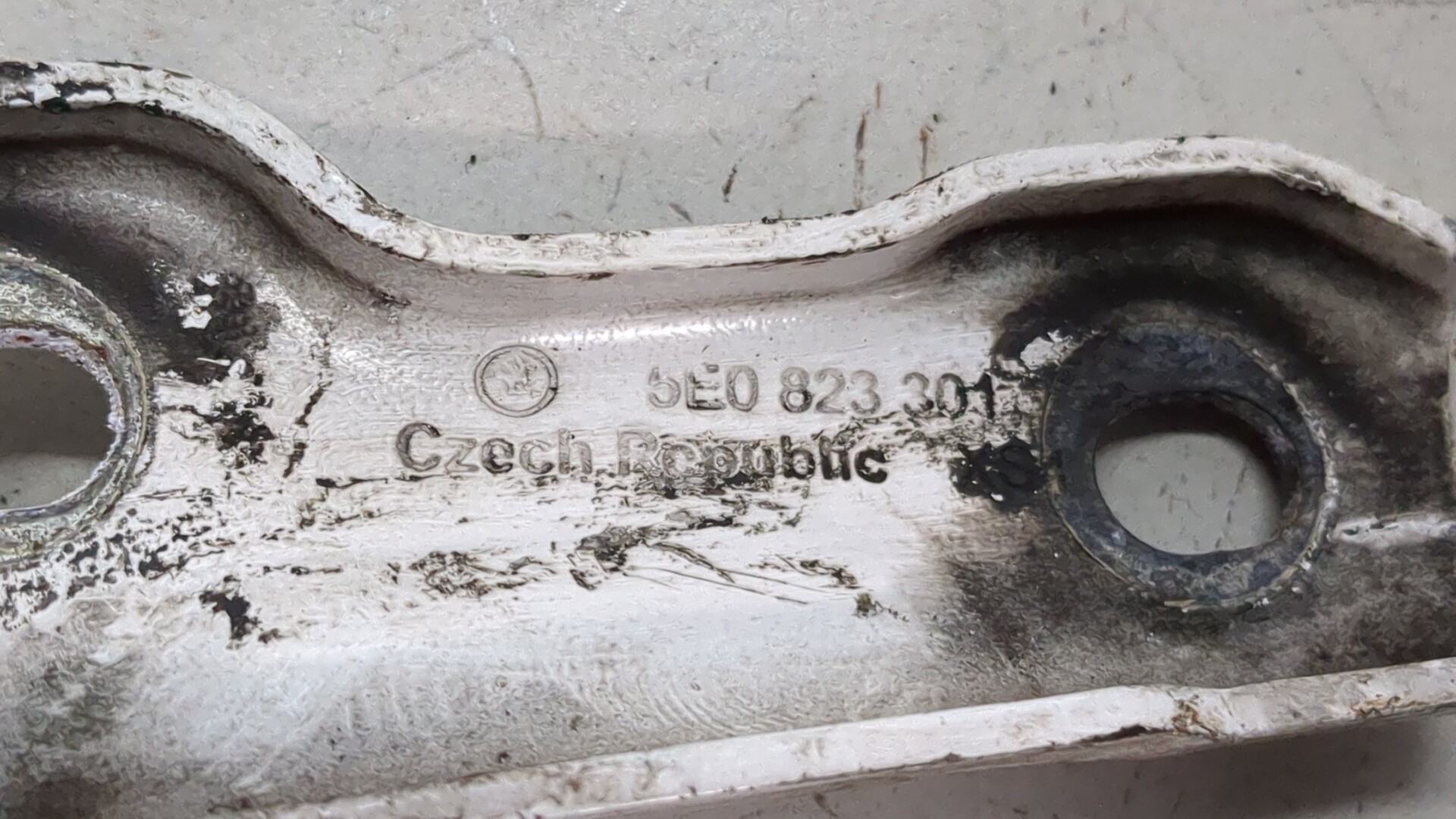 Петля капота левая