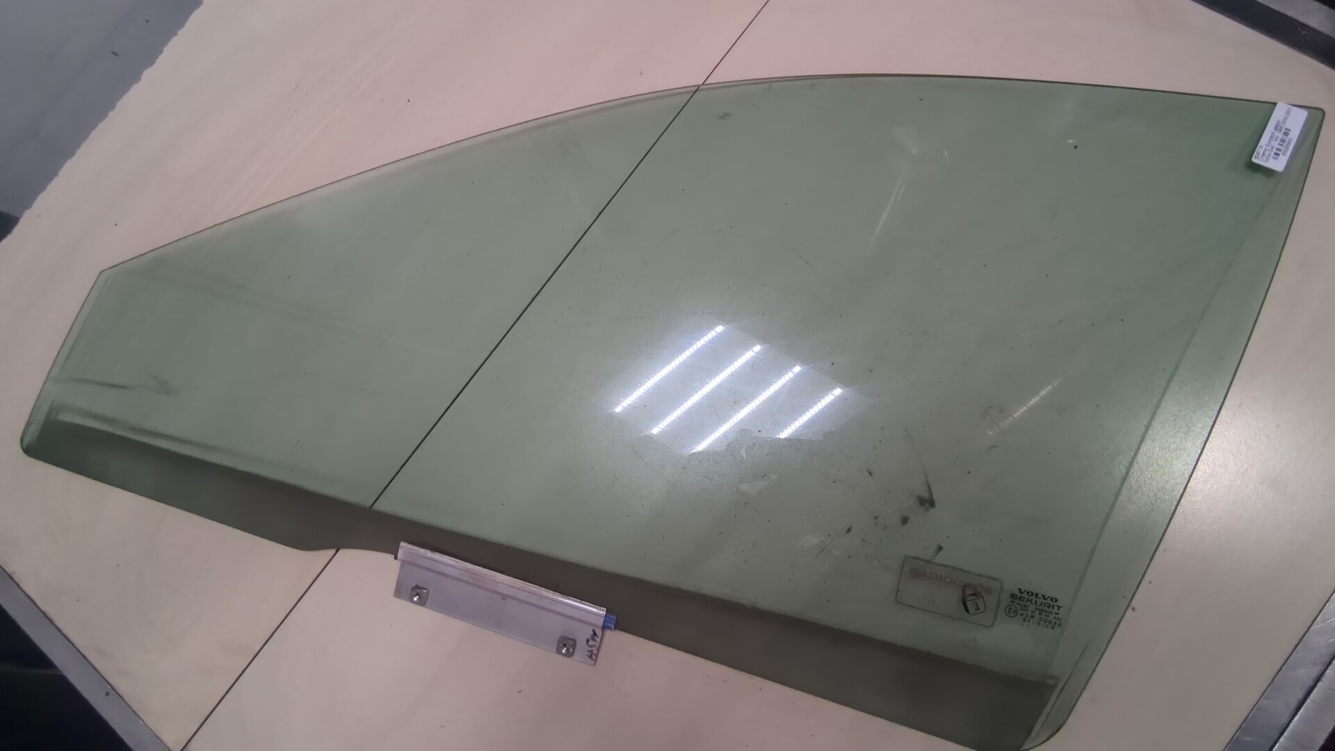 Стекло двери передней левой