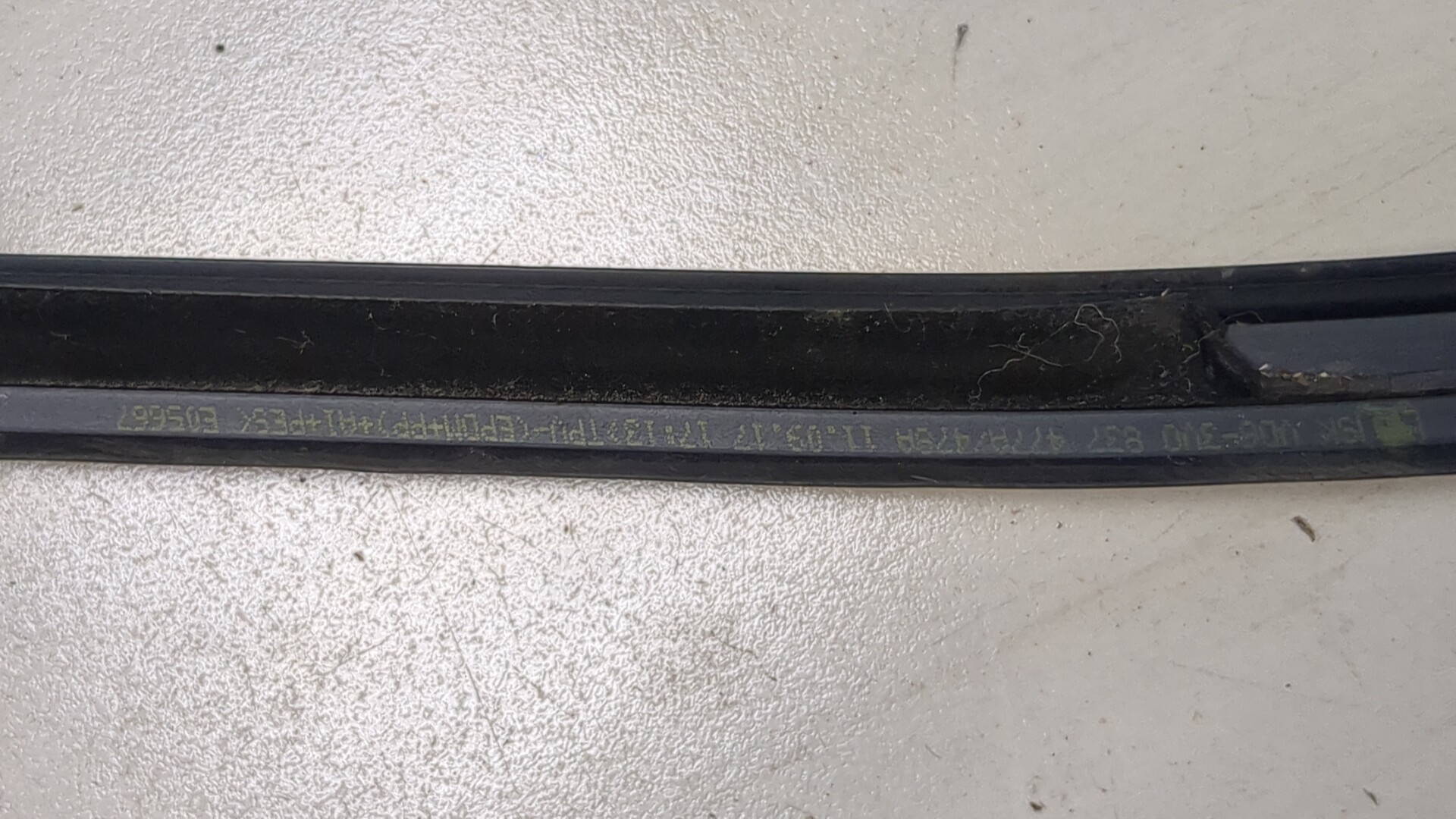 Накладка стекла переднего левого