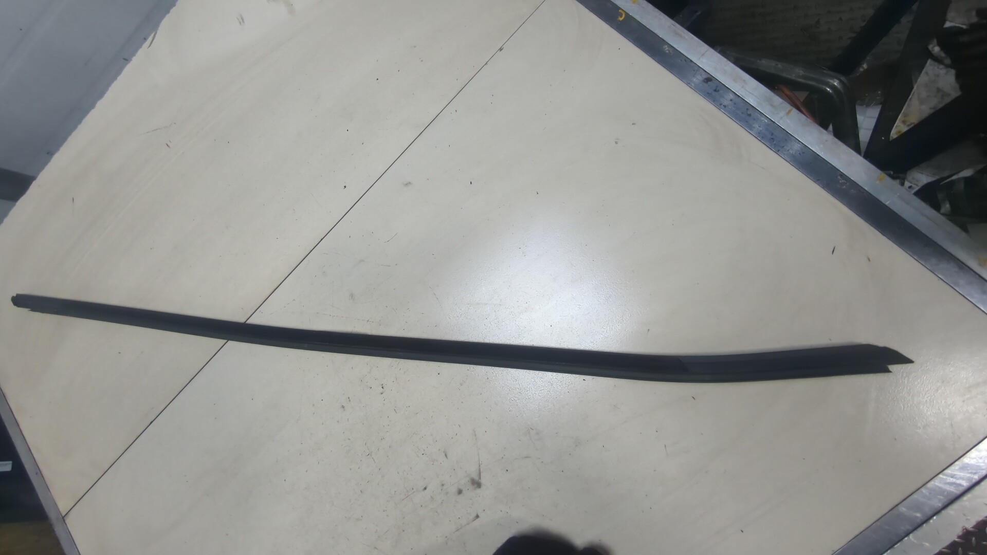 Накладка стекла переднего левого