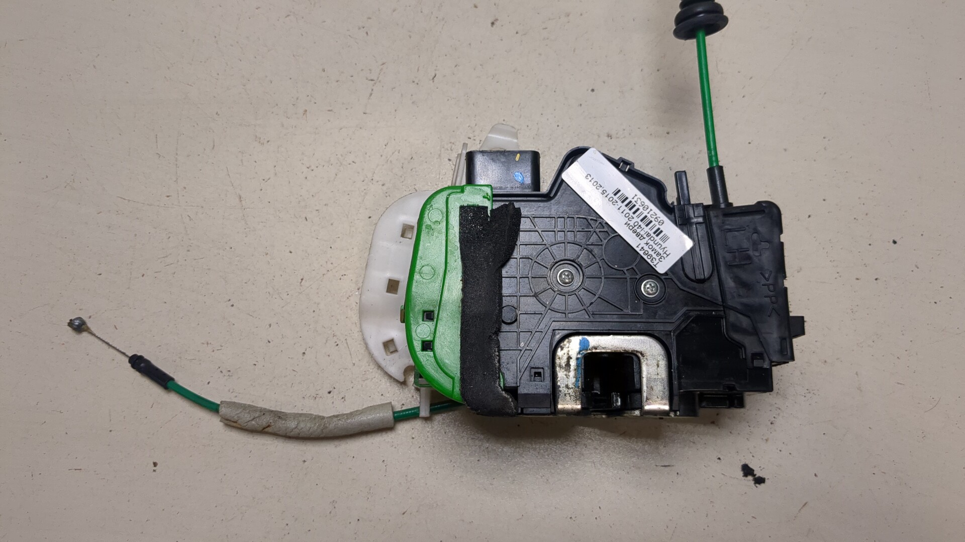 Замок двери передней левой