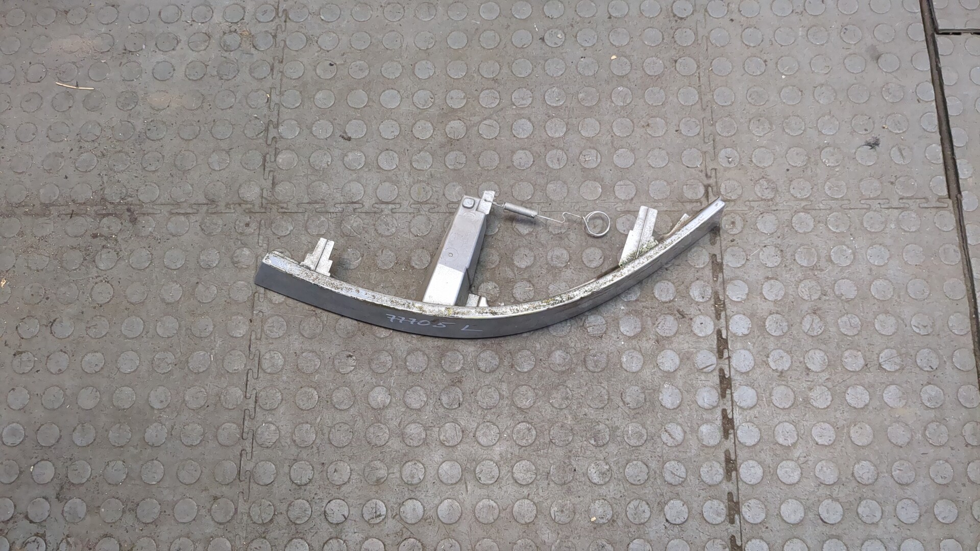 Планка под фару левая