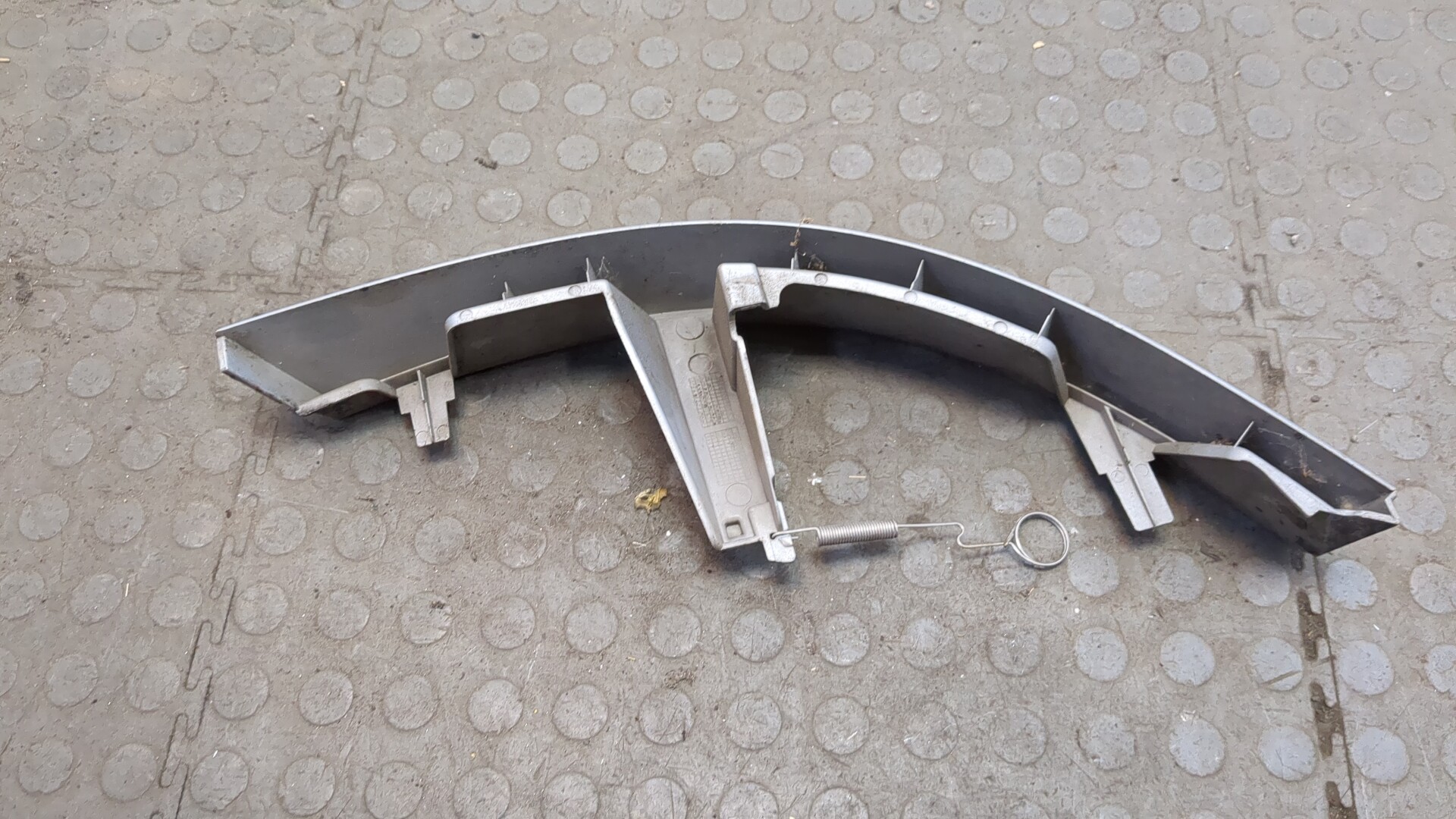 Планка под фару левая