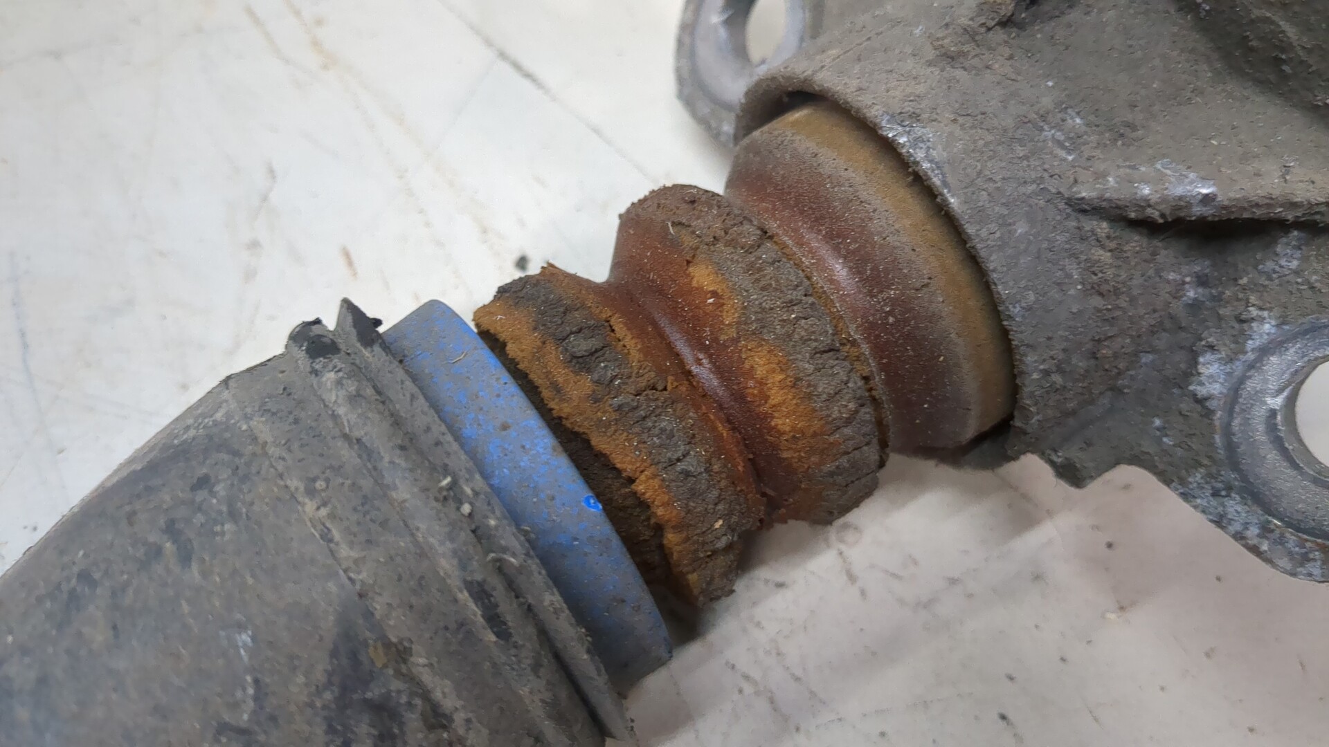 Амортизатор задний правый