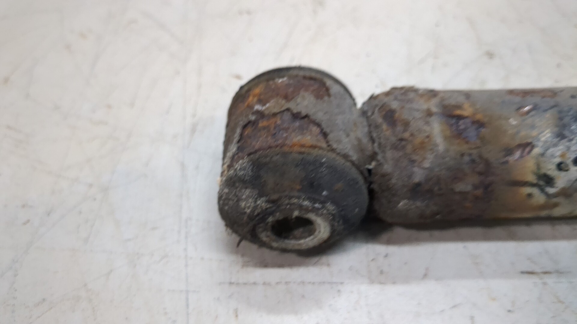 Амортизатор задний правый