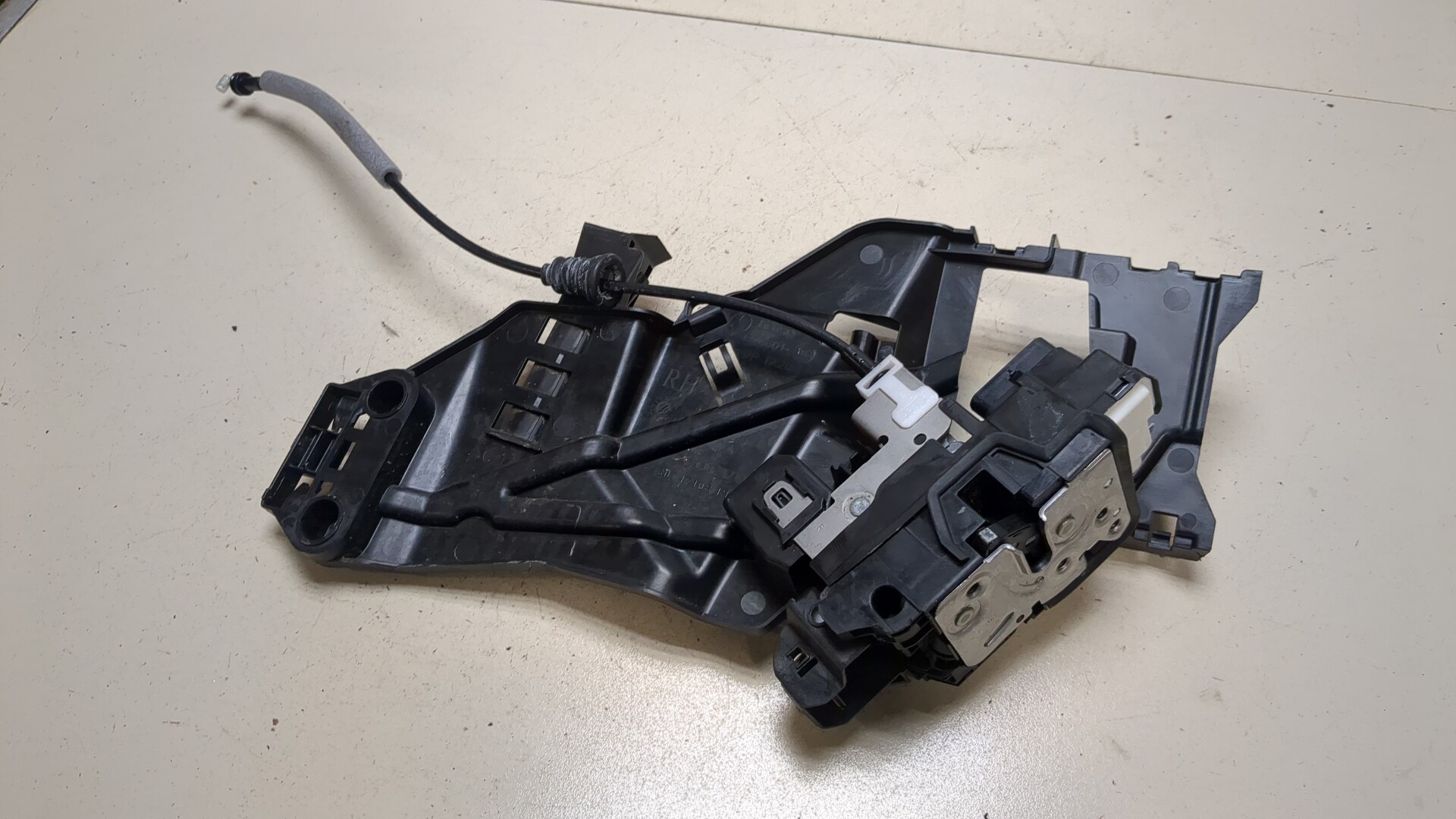 Замок двери задней правой