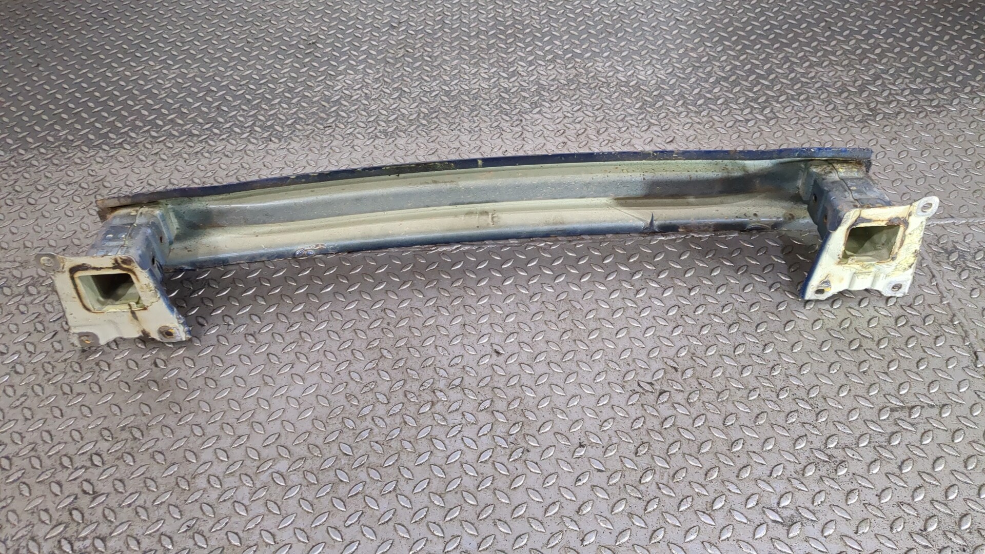 Усилитель заднего бампера