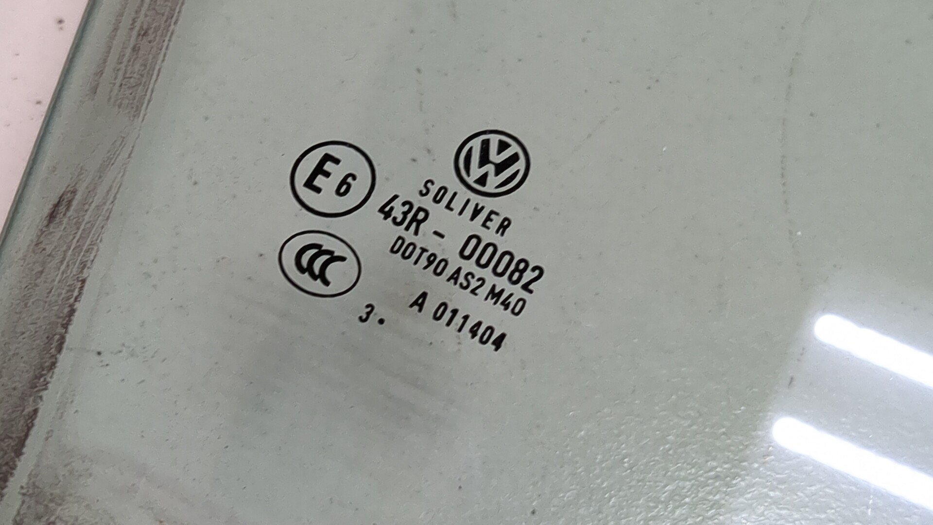 Стекло двери передней правой