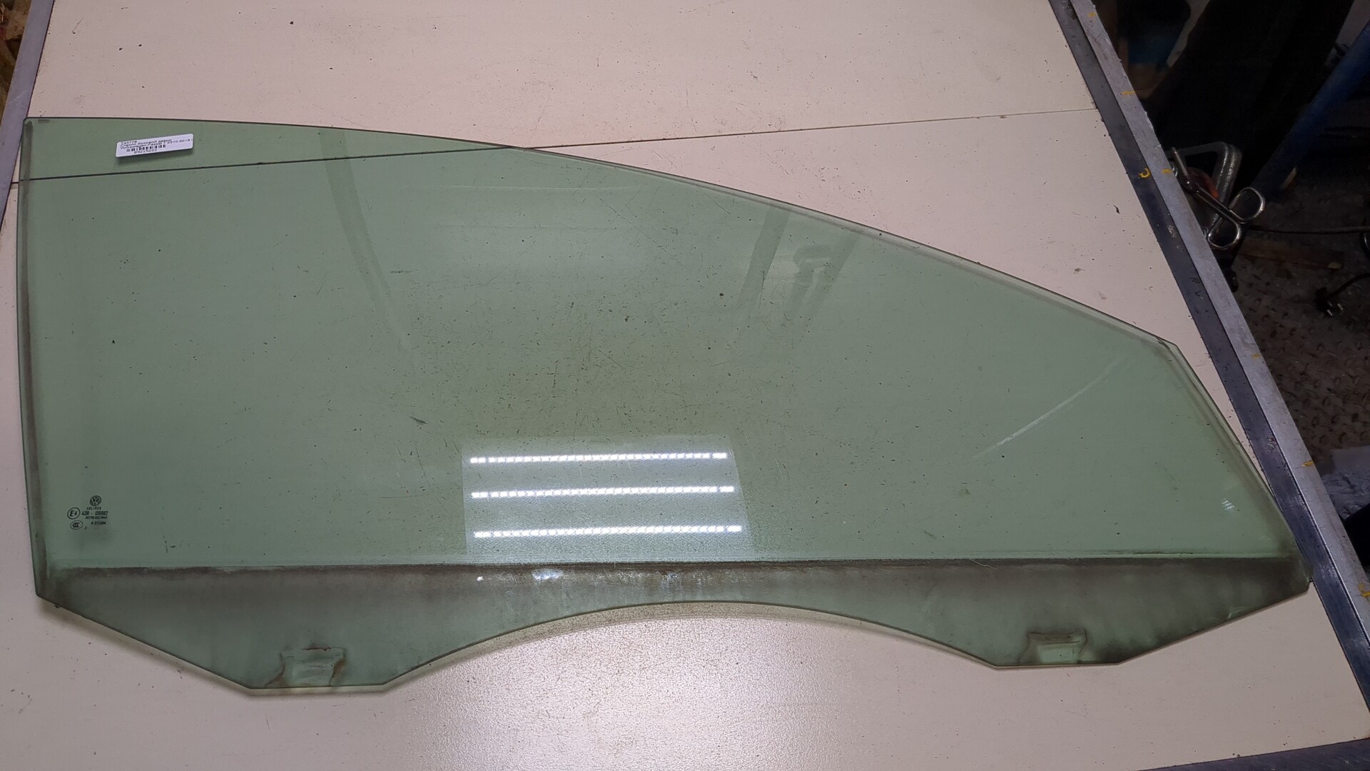 Стекло двери передней правой