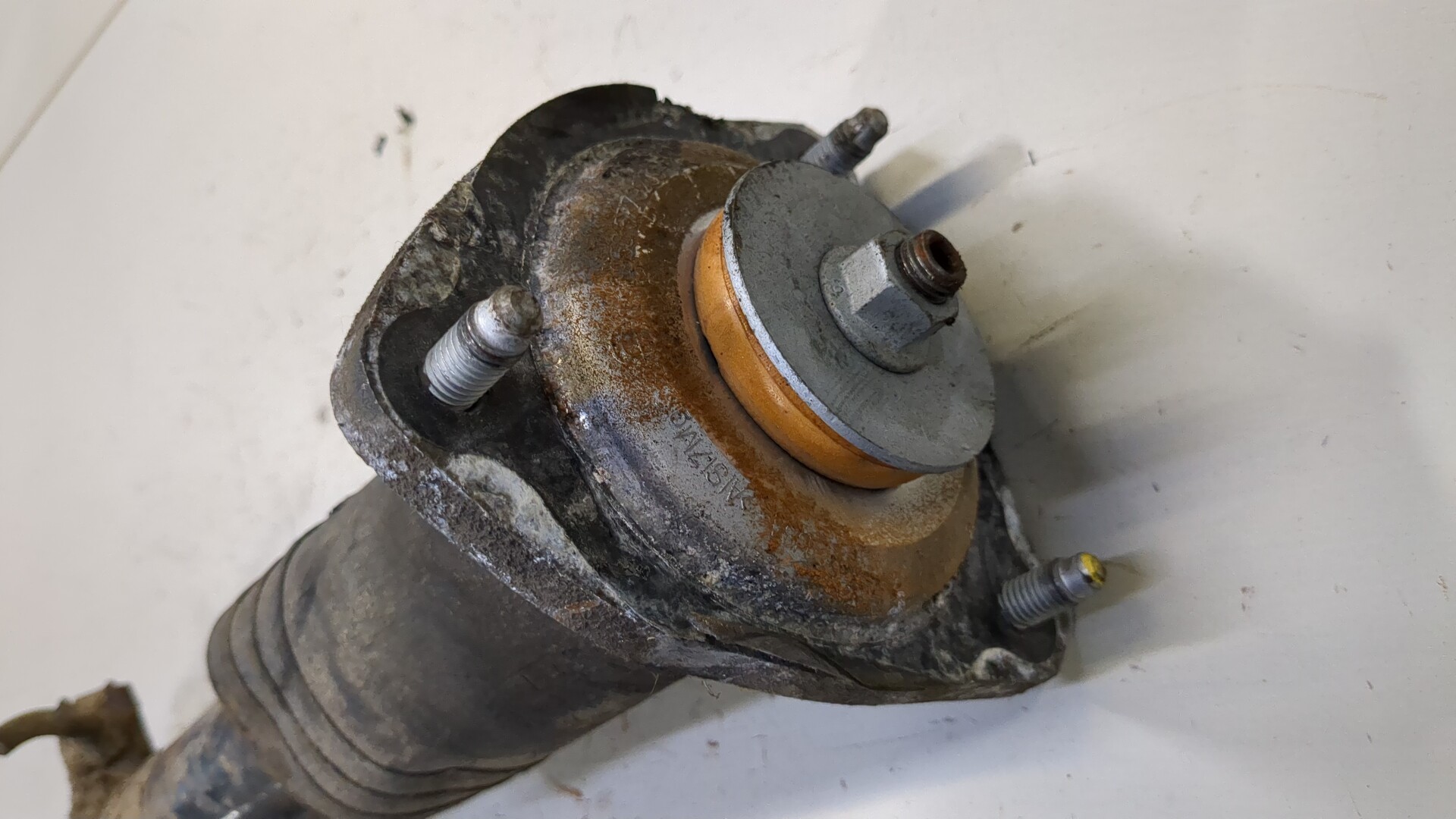 Амортизатор задний левый