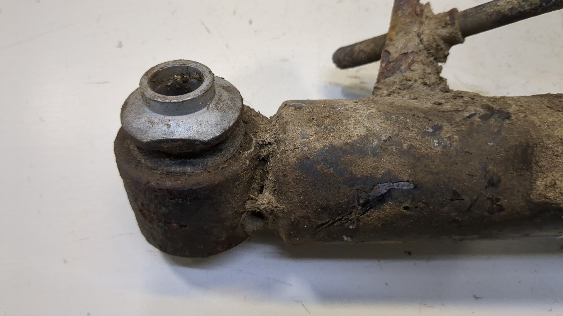 Амортизатор задний левый