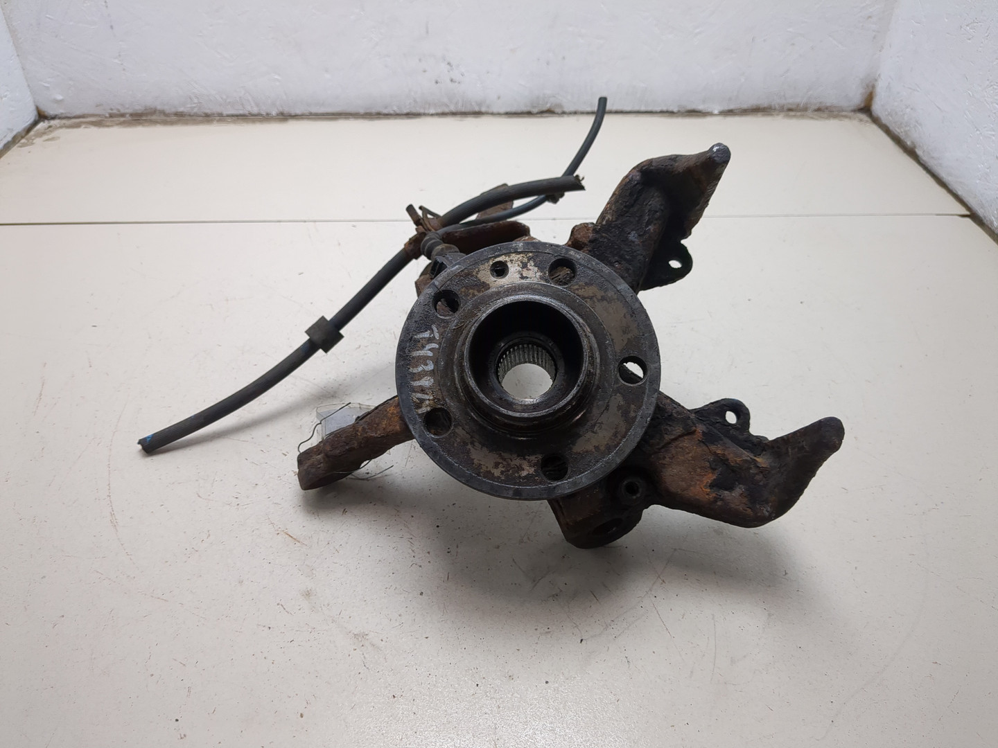 Кулак поворотный передний правый