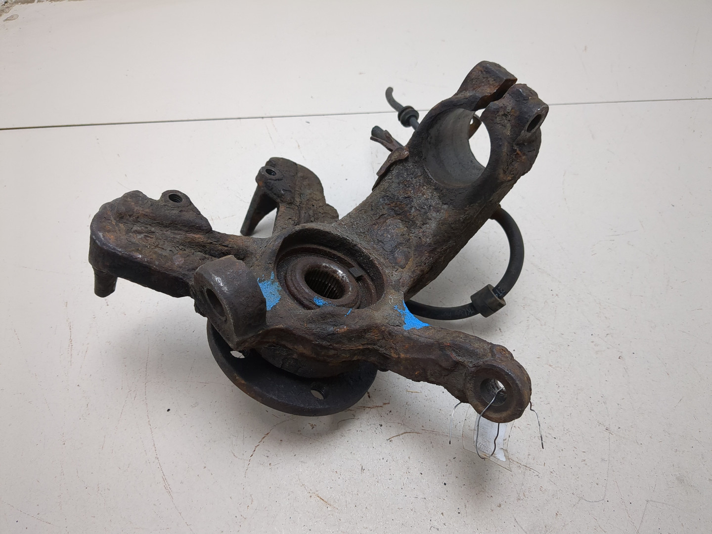 Кулак поворотный передний правый