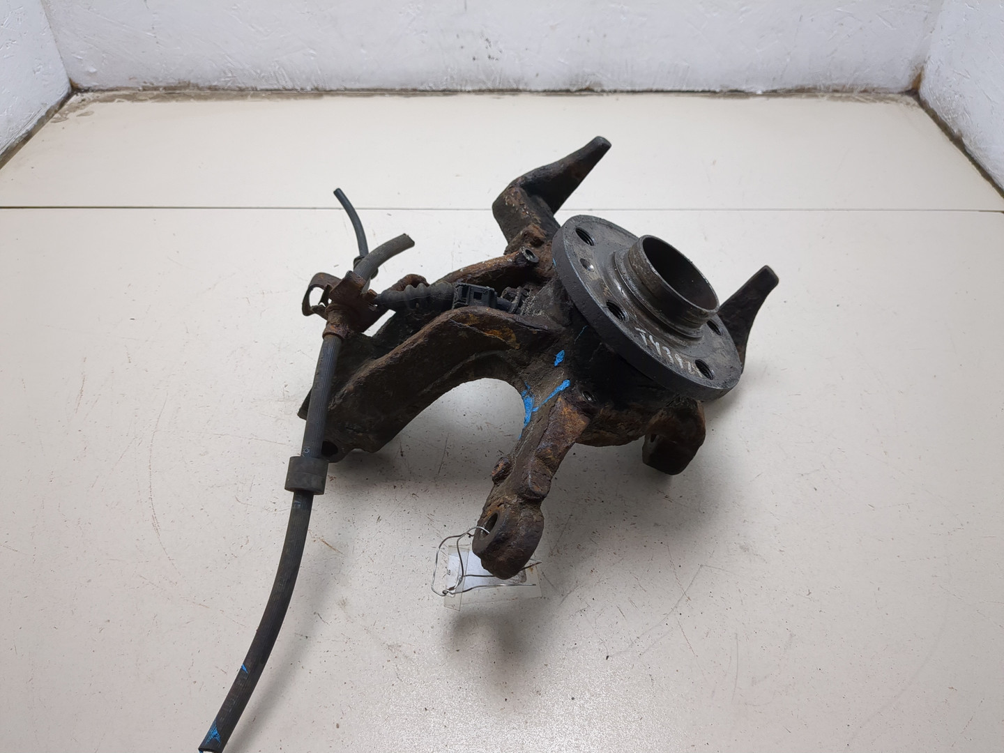 Кулак поворотный передний правый