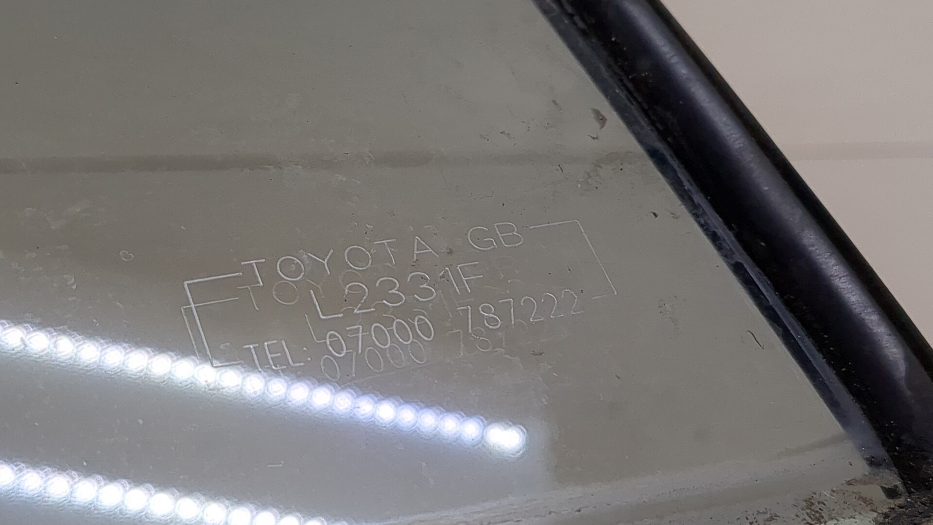 Стекло двери задней правой (форточка)