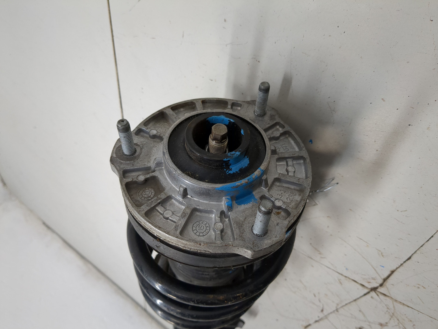 Амортизатор передний правый