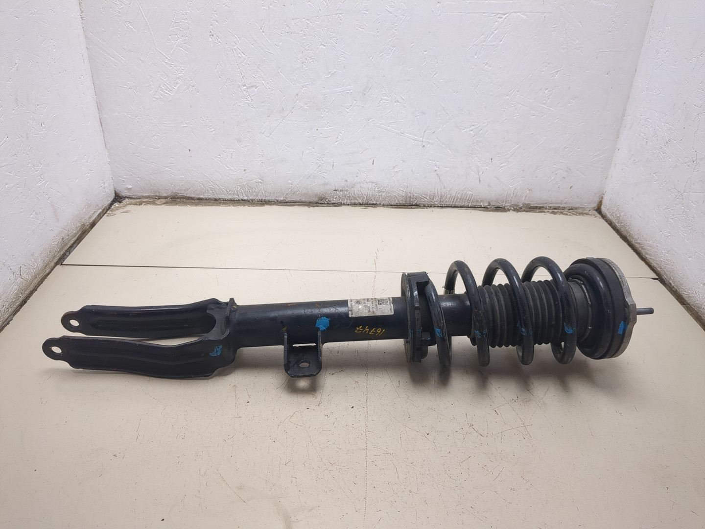 Амортизатор передний правый