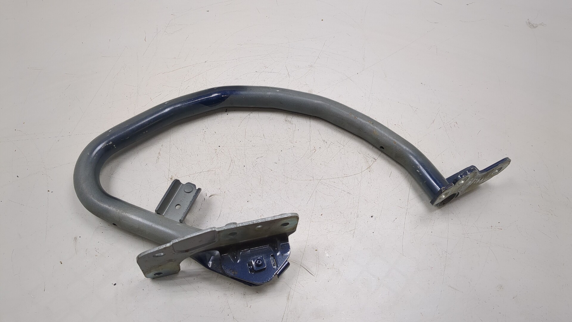 Петля крышки багажника