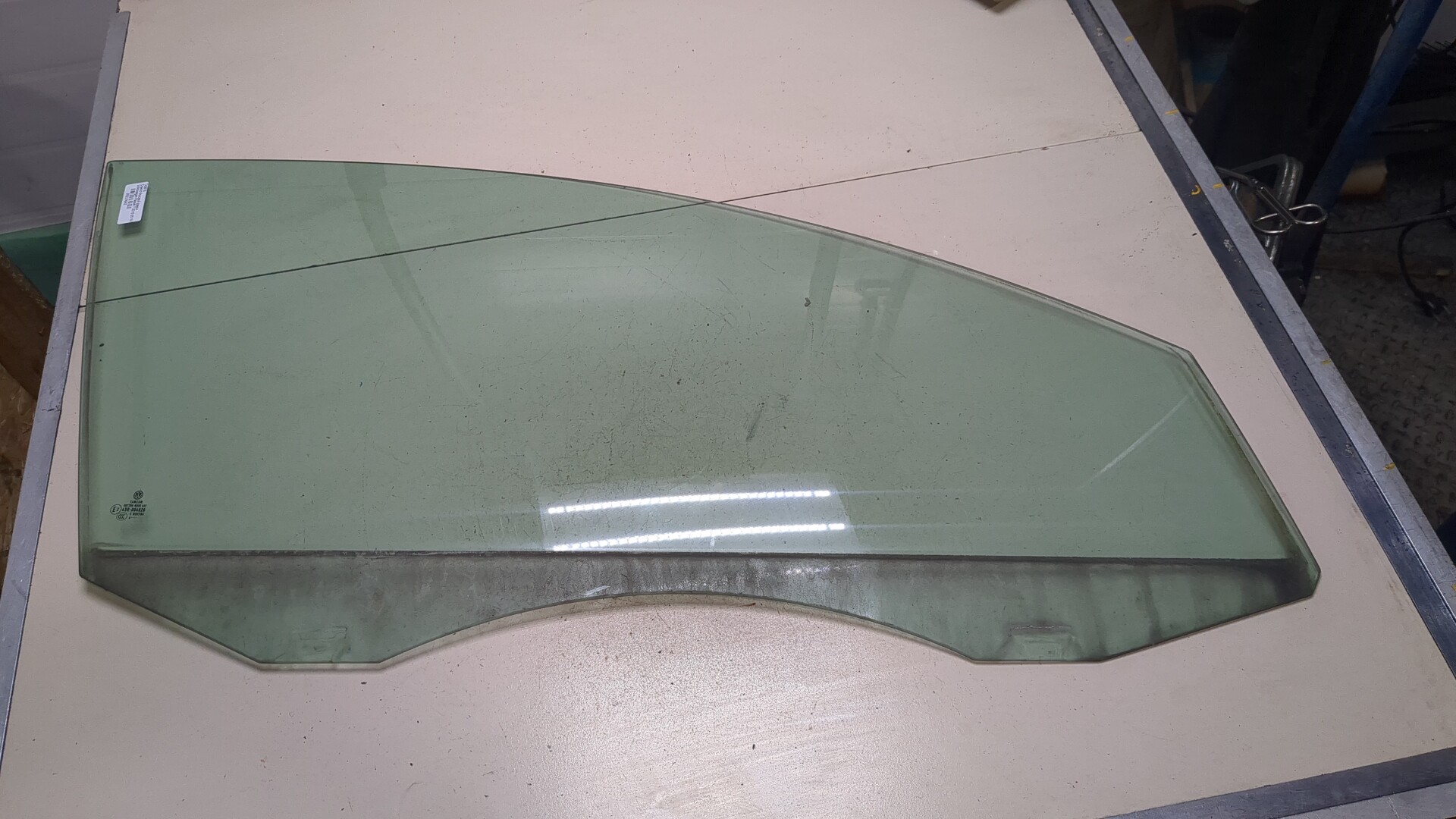 Стекло двери передней правой