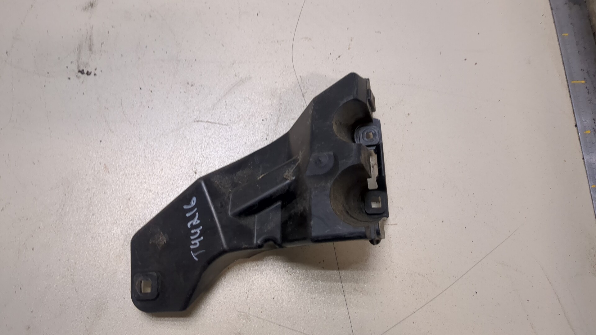 Кронштейн заднего бампера левый