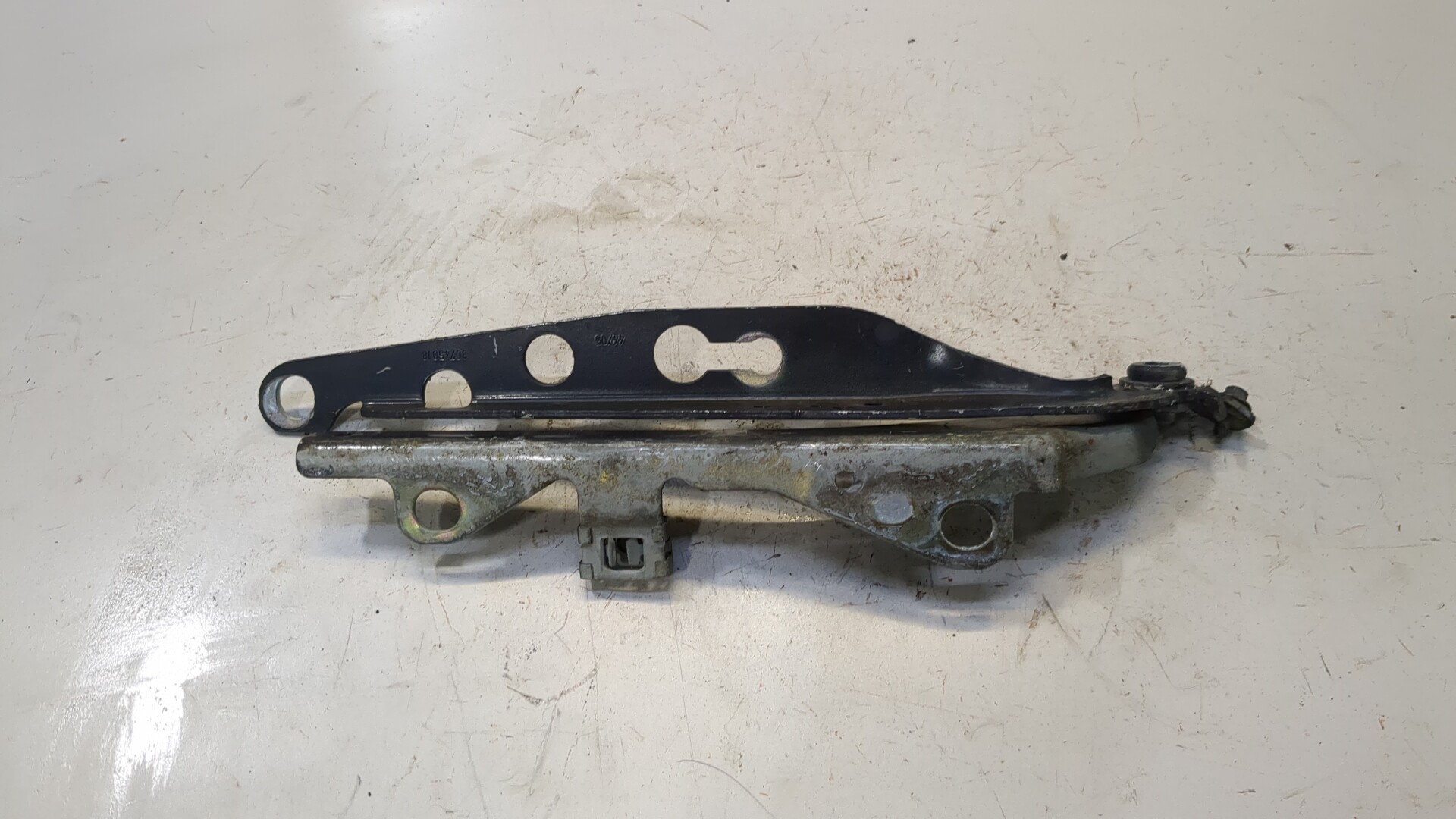 Петля капота левая