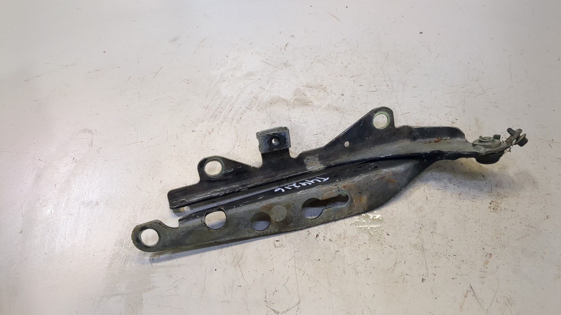 Петля капота левая