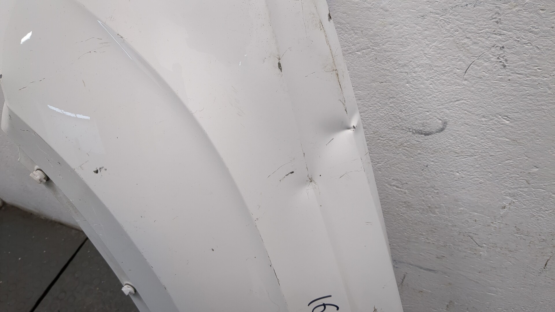 Крыло переднее левое