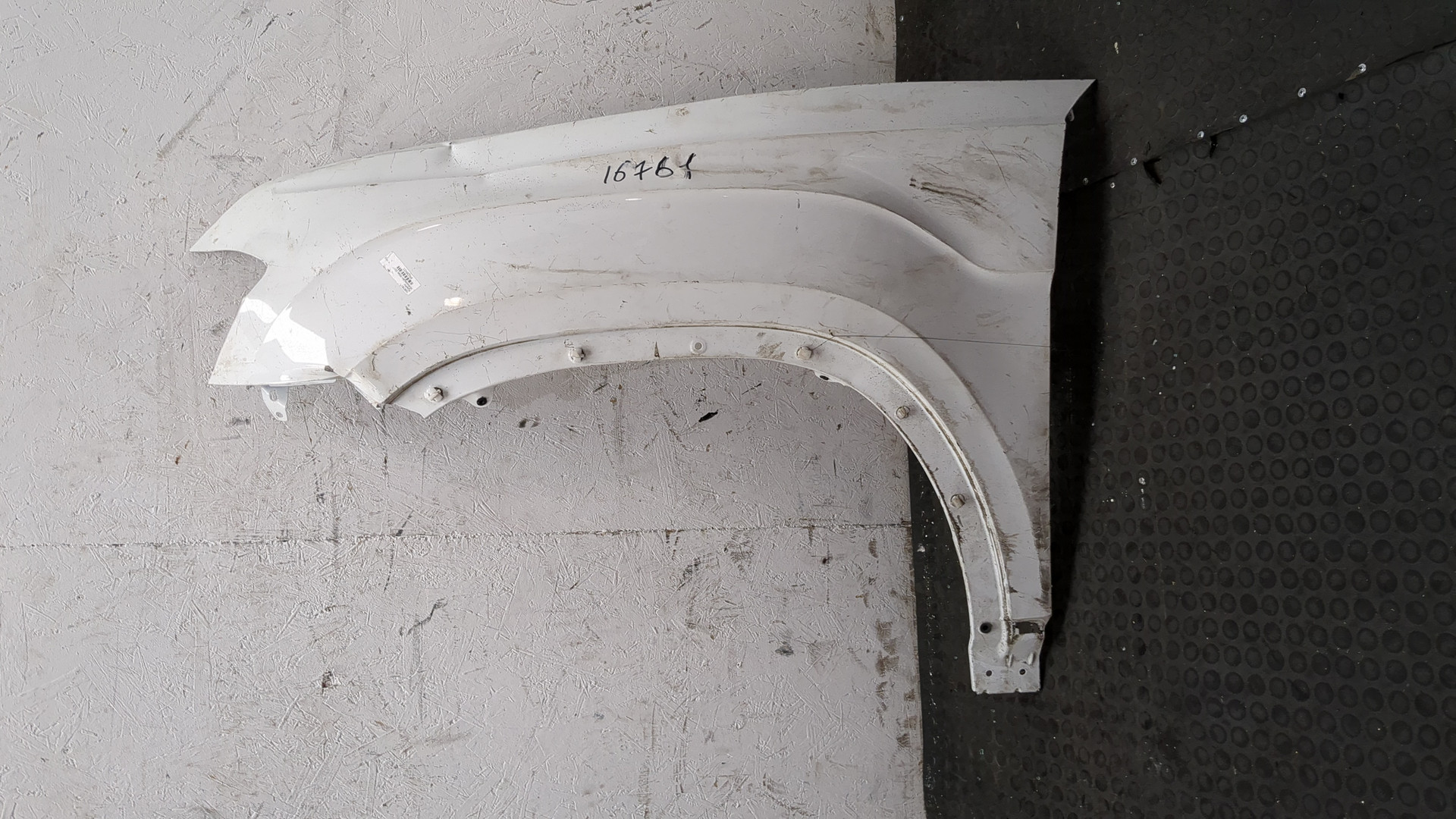 Крыло переднее левое