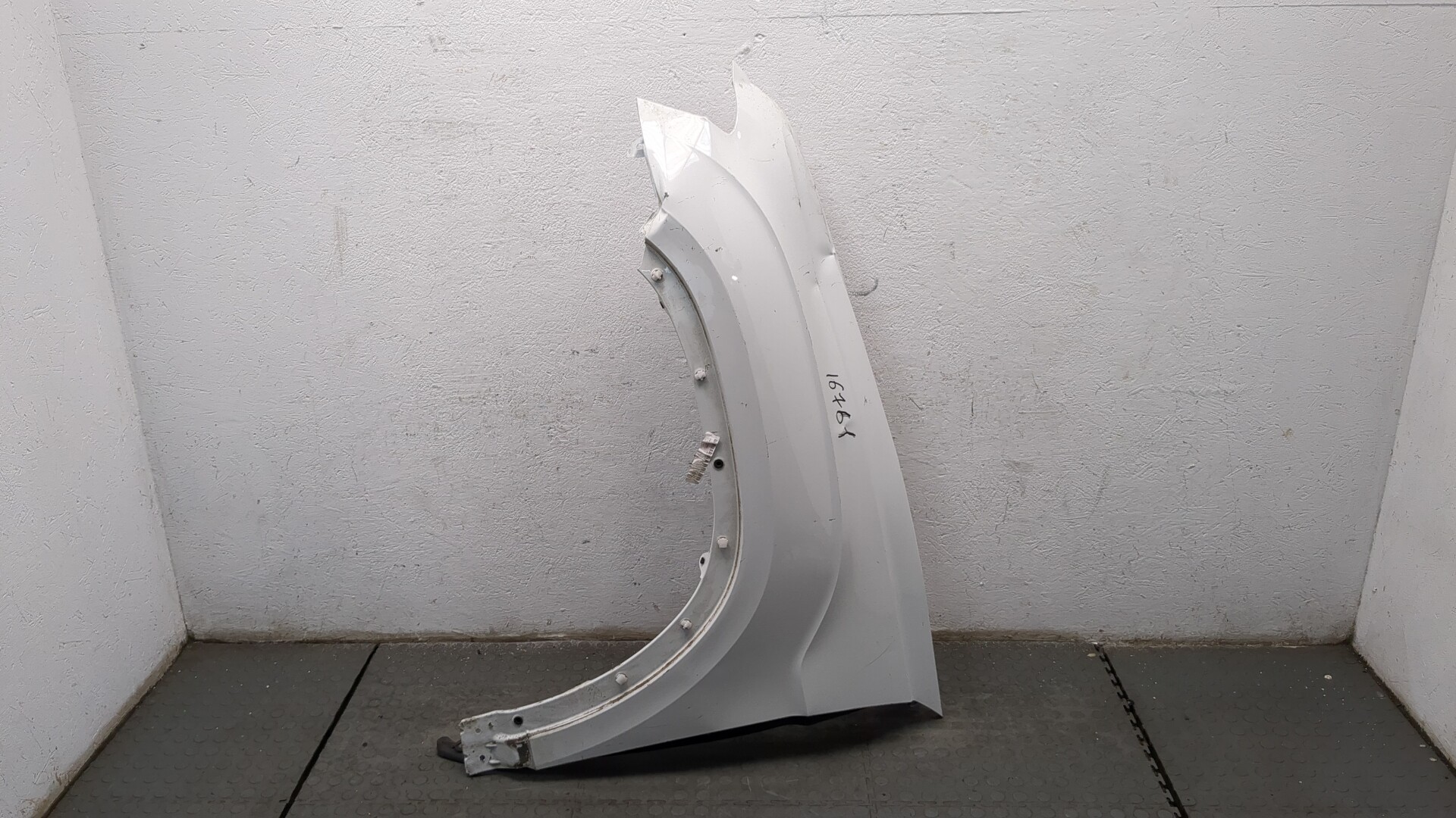 Крыло переднее левое