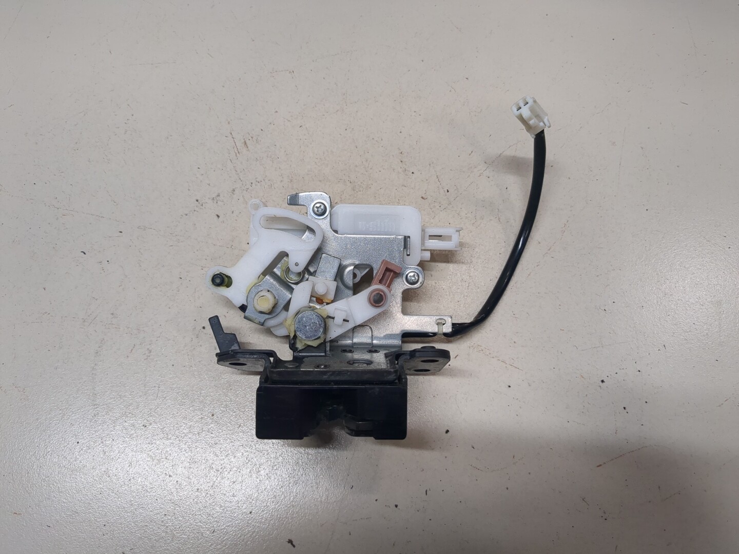 Замок багажника