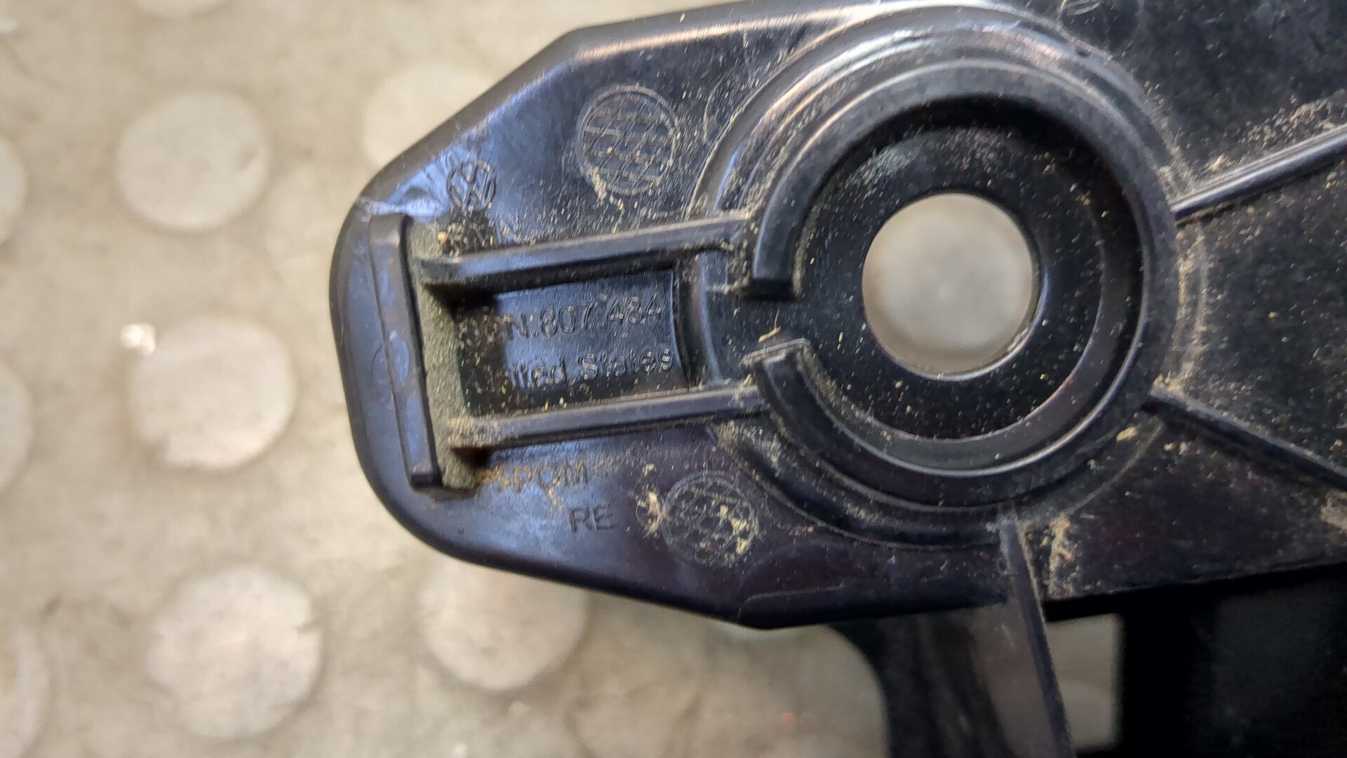 Кронштейн заднего бампера правый