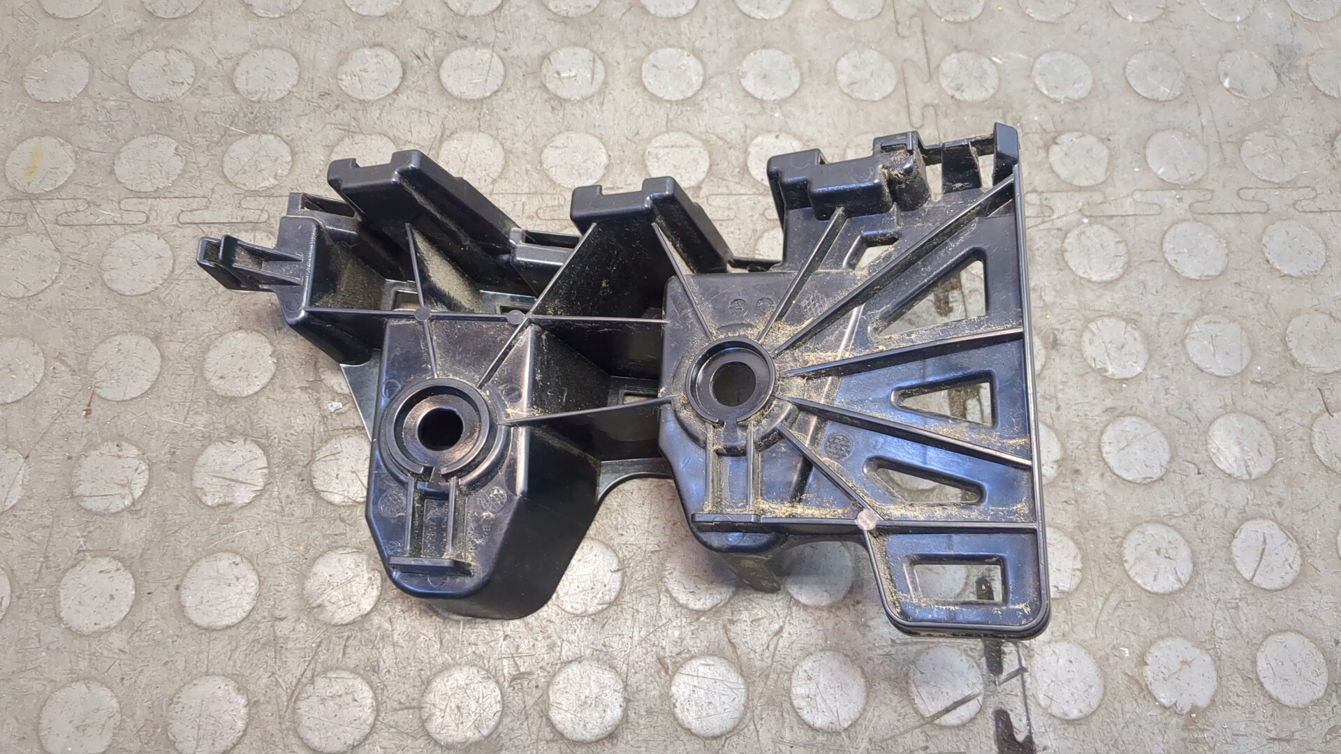 Кронштейн заднего бампера правый