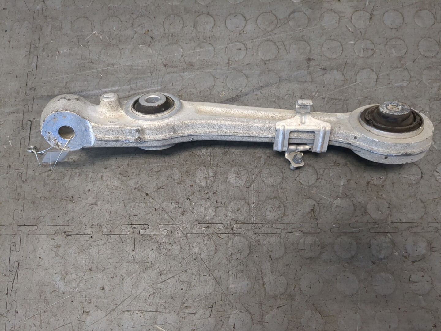 Рычаг передний правый