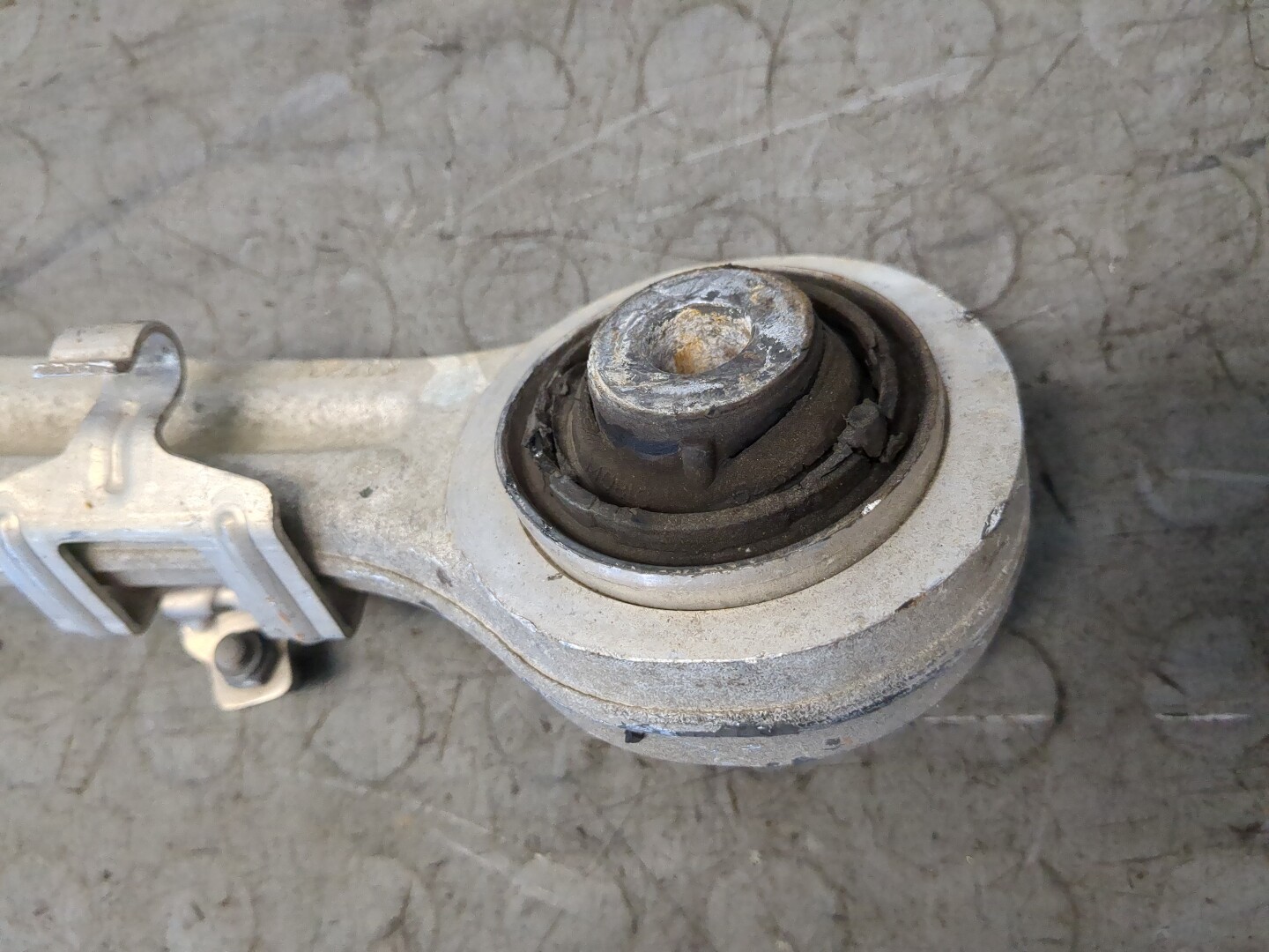 Рычаг передний правый