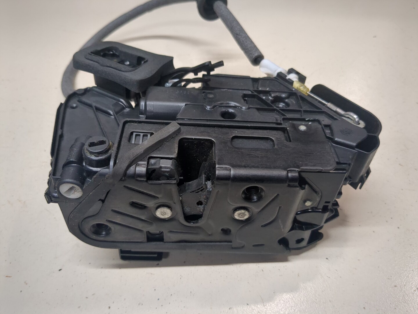 Замок двери задней левой