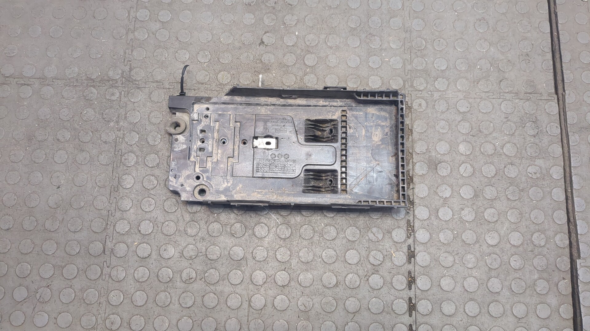 Площадка под аккумулятор (АКБ)