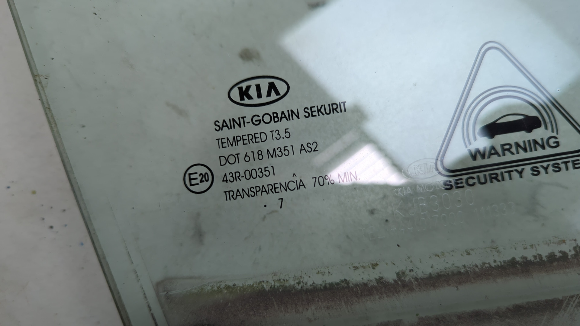 Стекло двери передней правой