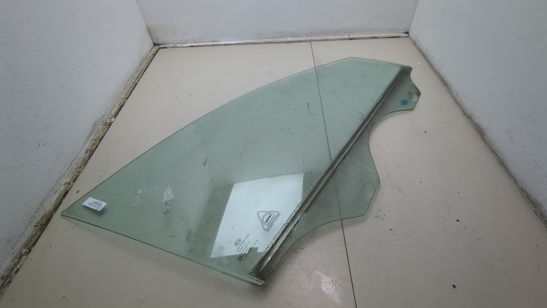 Стекло двери передней правой